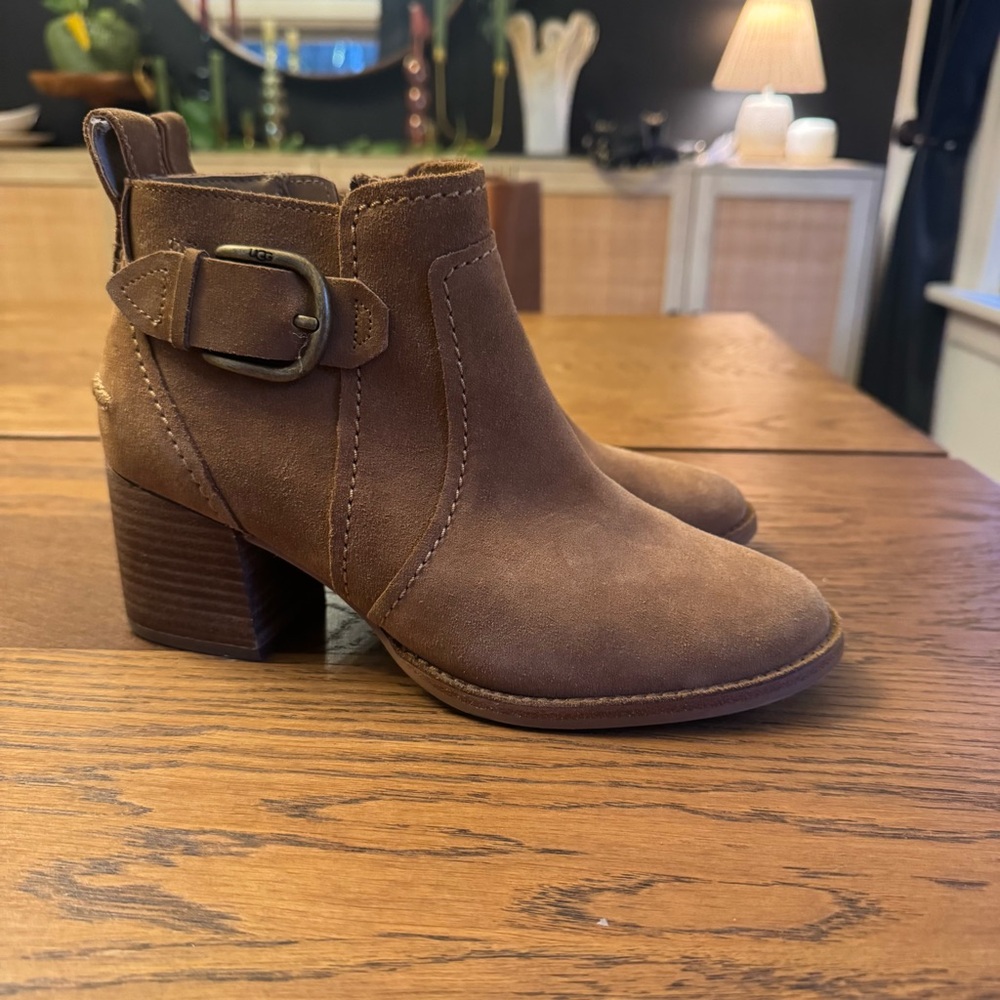 UGG Women's‎ Leahy ankle boot in chestnut suede. Western block Heel Bootie - Picture 2 of 13